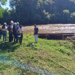 Alunos de engenharia civil da FEMA de Assis conhecendo a captação de água do rio Pardo