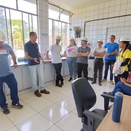 O laboratório de análise da água foi apresentado pelo supervisor de operação da Ourinhos Saneamento, Vinícius Oliveira