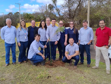 Ourinhos Saneamento celebra o Dia da Árvore com plantio de mudas em parceria com a Secretaria de Meio Ambiente