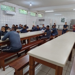 Equipe Ourinhos Saneamento durante o treinamento prevenção ao ataque de cães