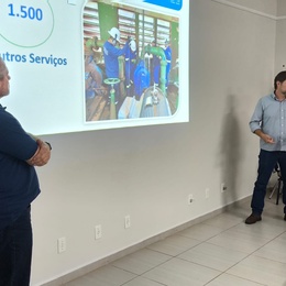 O diretor Eduardo Caldeira e o gerente geral da Ourinhos Saneamento, Rodrigo Medeiros, durante a apresentação do balanço de 100 dias à imprensa