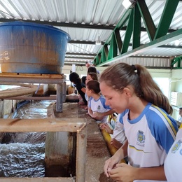 ALUNOS CONHECENDO A CHEGADA DE ÁGUA BRUTA DO RIO PARDO