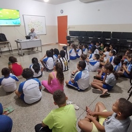 Vinicius de Oliveira e Paulo Toledo da Ourinhos Saneamento fizeram uma apresentação e bate papo de forma didática, com alunos da EMEF Nilse de Freitas, sobre o processo de captação e tratamento da água