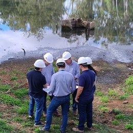 Engenheiros da Ourinhos Saneamento e da GS Soluções, na lagoa do rio Pardo, para análise do projeto da Estação de Tratamento de Esgoto