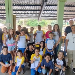 ALUNOS DA EMEF NILSE DE FREITAS DURANTE AS VISITAS