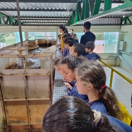 Os estudantes acompanharam de perto o ciclo da água durante visita à ETA da Ourinhos Saneamento