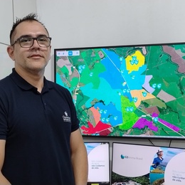 Paulo Toledo, coordenador operacional da Ourinhos Saneamento, explica que o CCO da é o centro de controle que monitora, em tempo real, toda a infraestrutura de abastecimento de água.