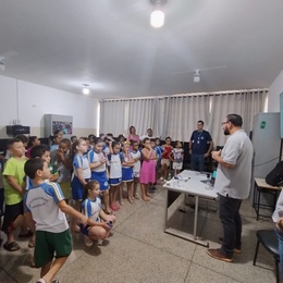 O diretor de meio ambiente Rafael Andrade ressaltou aos alunos da EMEF Nilse de Freitas a relevância dessas iniciativas e falou sobre o projeto “um pingo de consciência”, que visa a conscientização e promoção da sustentabilidade